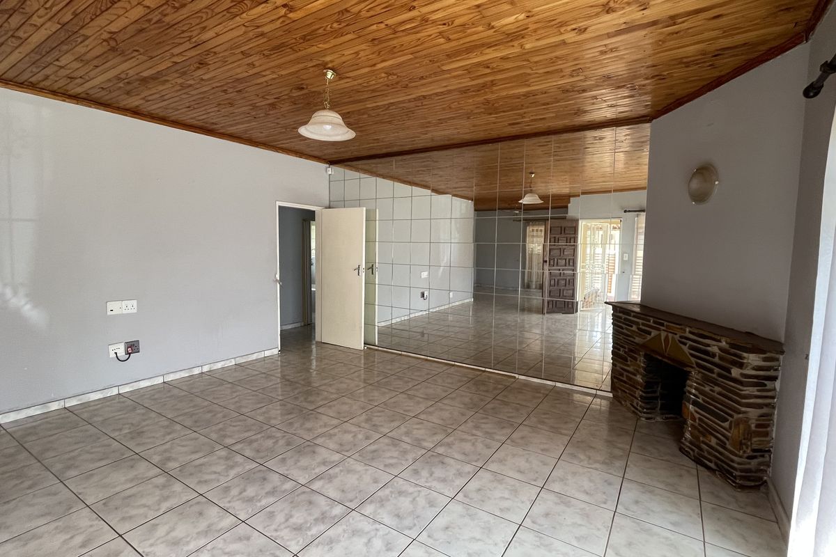 Spacious Family Home with Work-from-Home Potential in Prime Sinoville Location - Photo 4