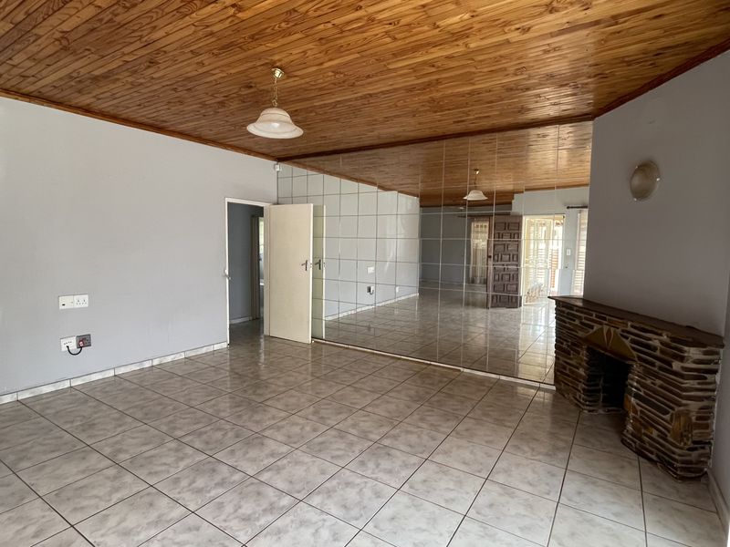 Spacious Family Home with Work-from-Home Potential in Prime Sinoville Location - Photo 4