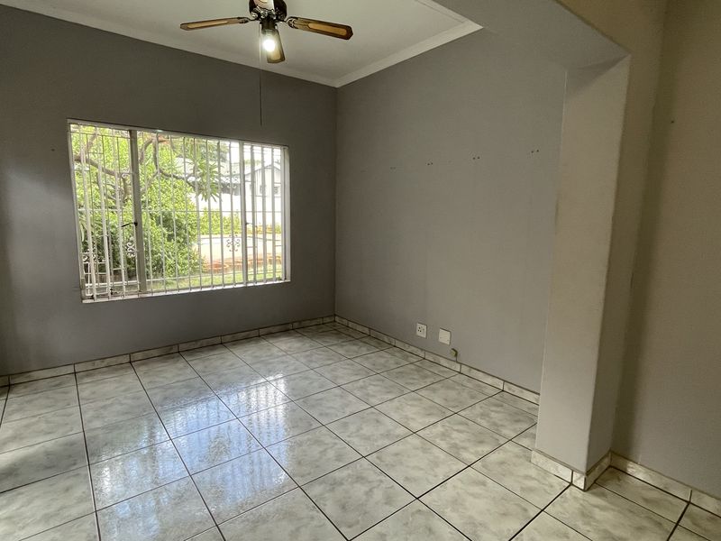 Spacious Family Home with Work-from-Home Potential in Prime Sinoville Location - Photo 9