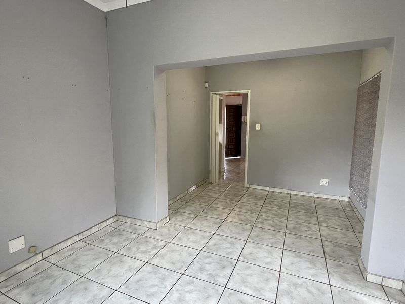 Spacious Family Home with Work-from-Home Potential in Prime Sinoville Location - Photo 10