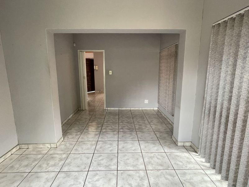 Spacious Family Home with Work-from-Home Potential in Prime Sinoville Location - Photo 8