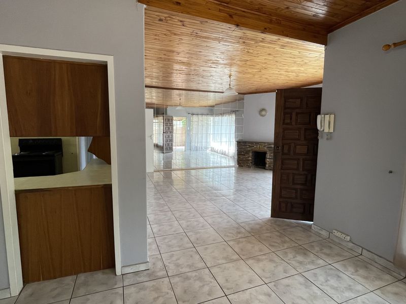 Spacious Family Home with Work-from-Home Potential in Prime Sinoville Location - Photo 7