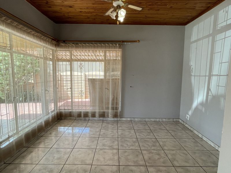 Spacious Family Home with Work-from-Home Potential in Prime Sinoville Location - Photo 6