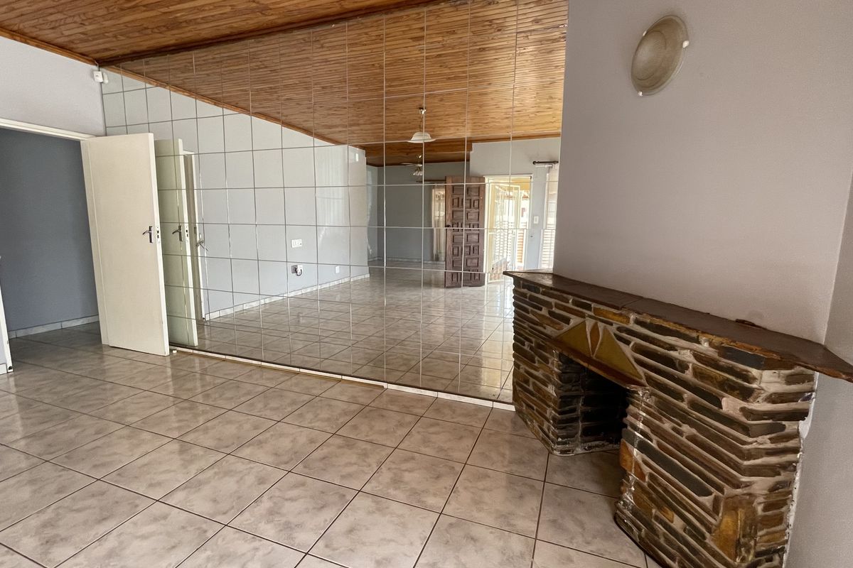 Spacious Family Home with Work-from-Home Potential in Prime Sinoville Location - Photo 5