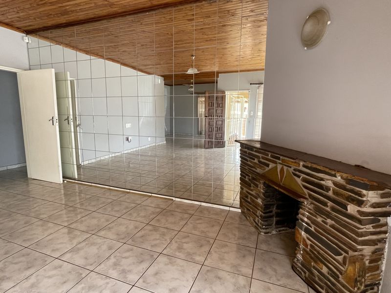 Spacious Family Home with Work-from-Home Potential in Prime Sinoville Location - Photo 5