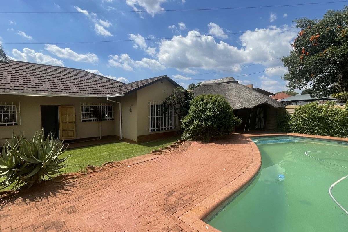 Spacious Family Home with Work-from-Home Potential in Prime Sinoville Location - Photo 2