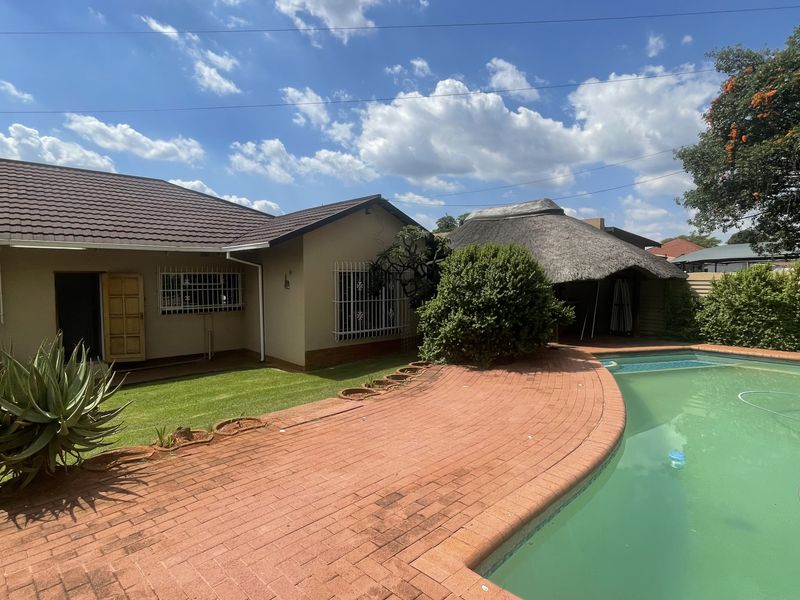 Spacious Family Home with Work-from-Home Potential in Prime Sinoville Location - Photo 2