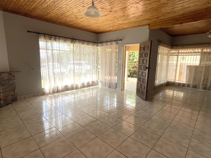 Spacious Family Home with Work-from-Home Potential in Prime Sinoville Location - Photo 3