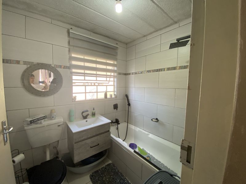 2 Bedroom Apartment in Ravenswood - Photo 10