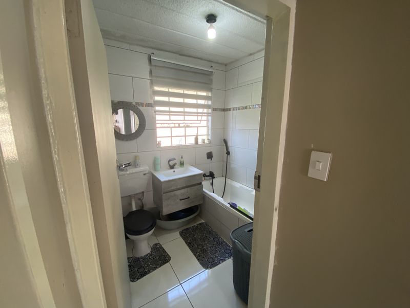 2 Bedroom Apartment in Ravenswood - Photo 9