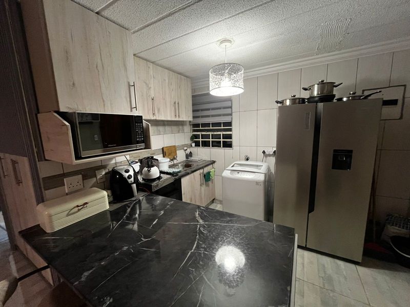 2 Bedroom Apartment in Ravenswood - Photo 8