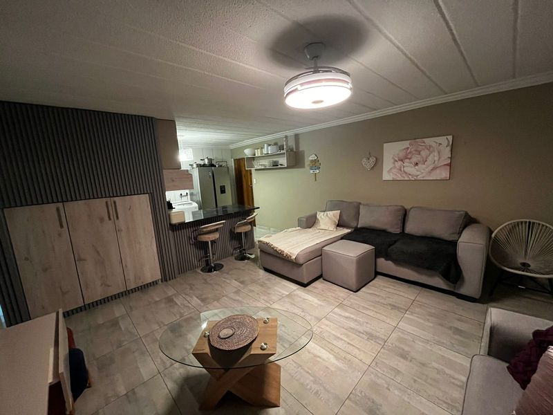 2 Bedroom Apartment in Ravenswood - Photo 5