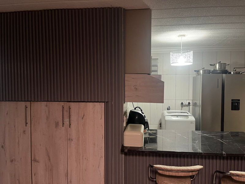 2 Bedroom Apartment in Ravenswood - Photo 6