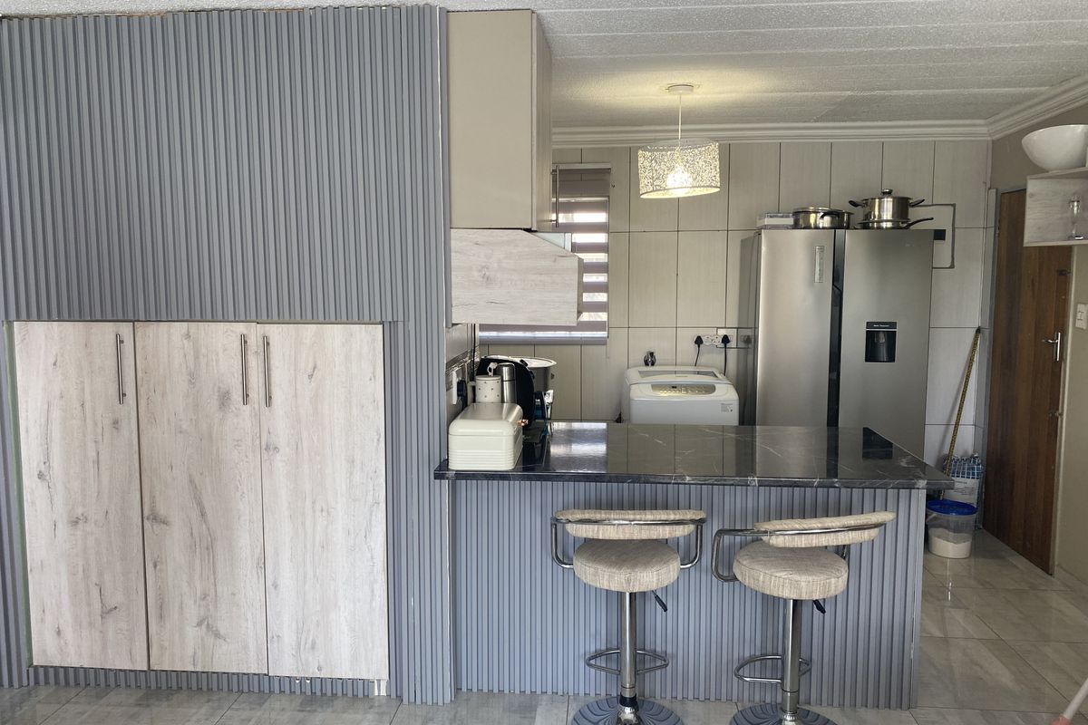 2 Bedroom Apartment in Ravenswood - Photo 4