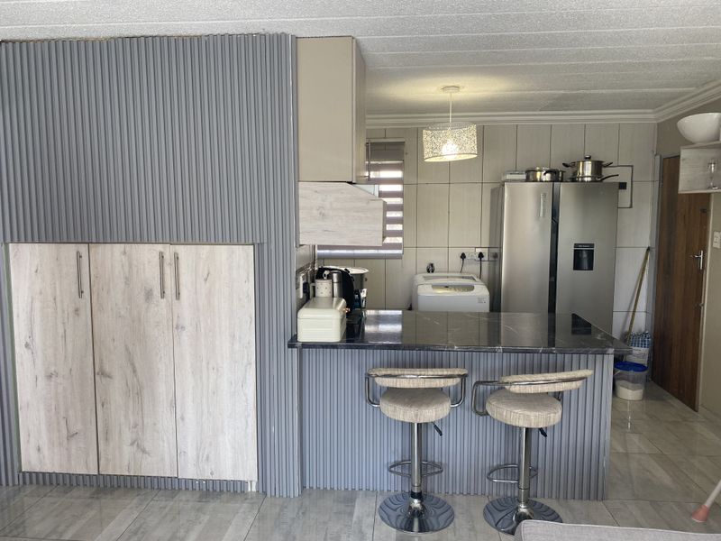 2 Bedroom Apartment in Ravenswood - Photo 4