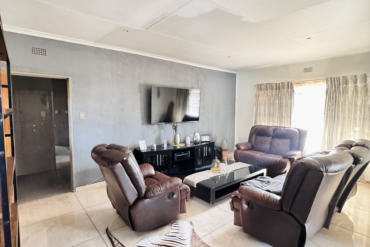 Spacious Family Living on a Generous Corner Stand - Photo 3