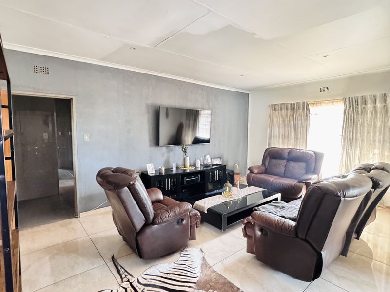 Spacious Family Living on a Generous Corner Stand - Photo 3