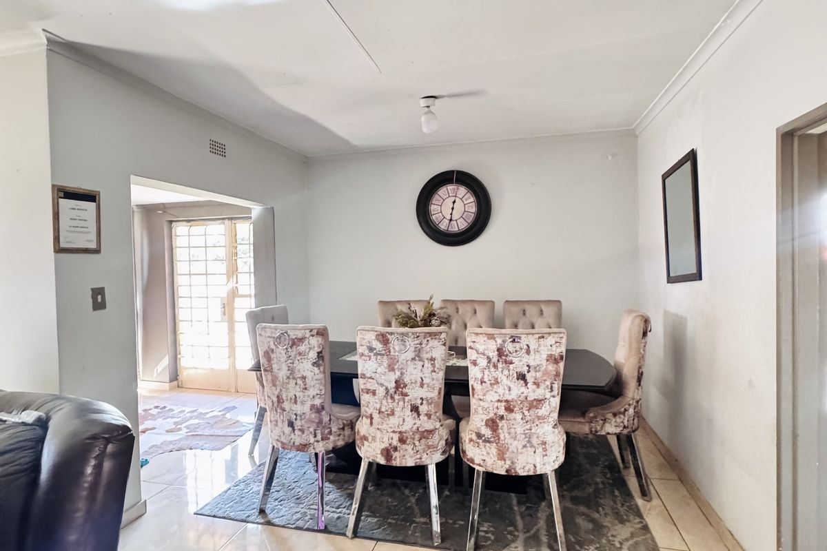 Spacious Family Living on a Generous Corner Stand - Photo 5