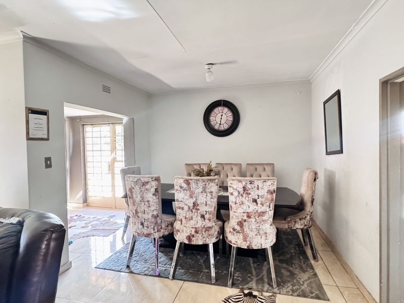 Spacious Family Living on a Generous Corner Stand - Photo 5