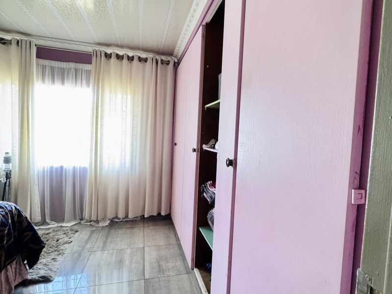 Spacious Family Living on a Generous Corner Stand - Photo 10