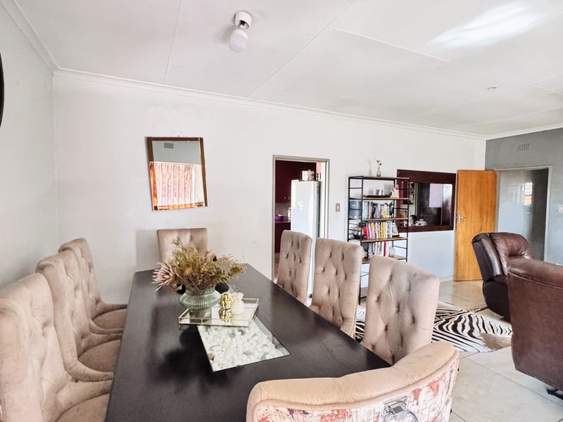 Spacious Family Living on a Generous Corner Stand - Photo 6