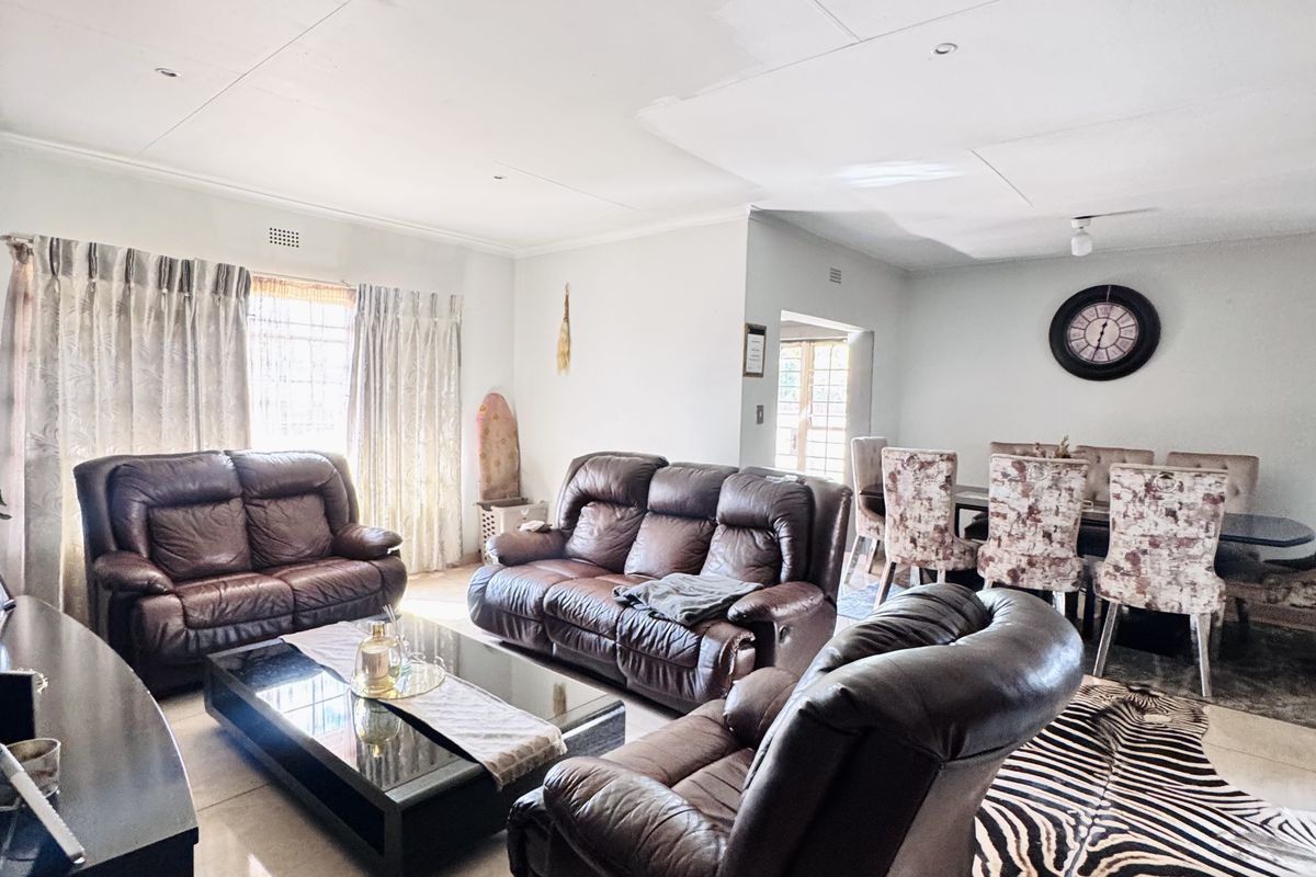 Spacious Family Living on a Generous Corner Stand - Photo 4