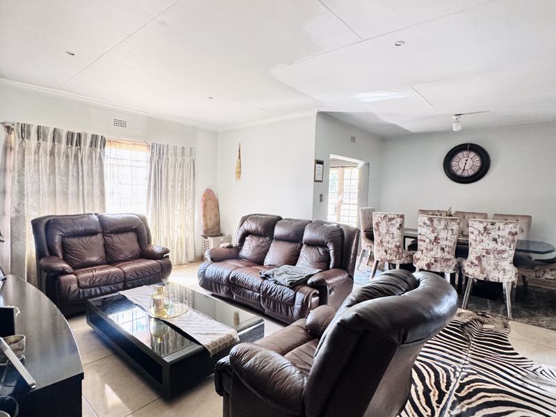 Spacious Family Living on a Generous Corner Stand - Photo 4