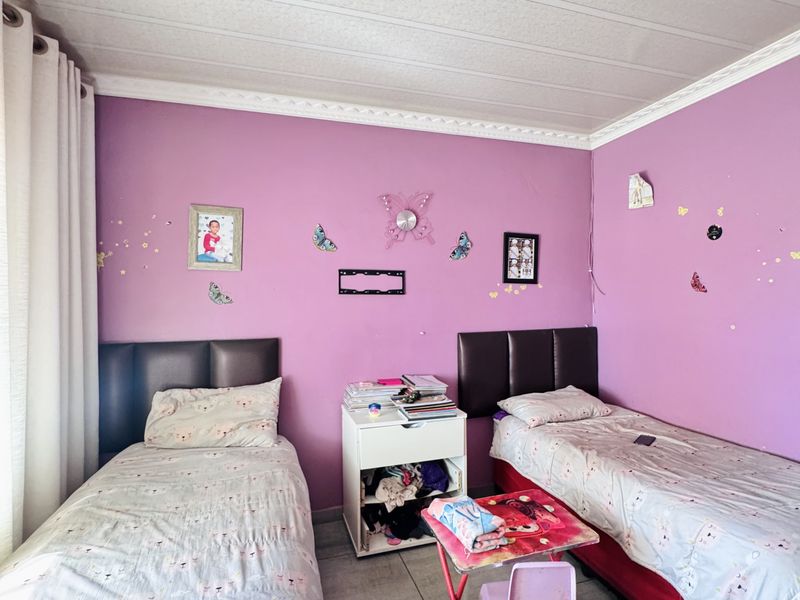 Spacious Family Living on a Generous Corner Stand - Photo 9