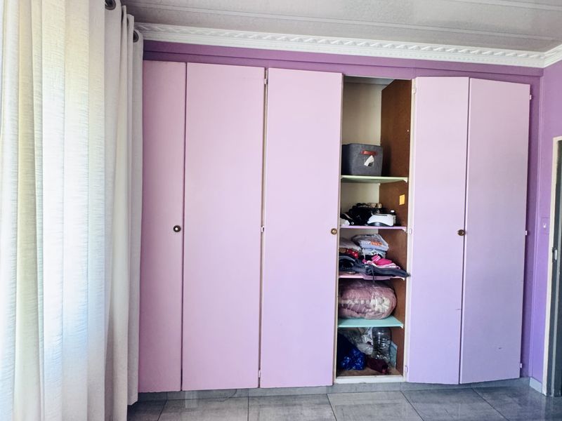 Spacious Family Living on a Generous Corner Stand - Photo 8