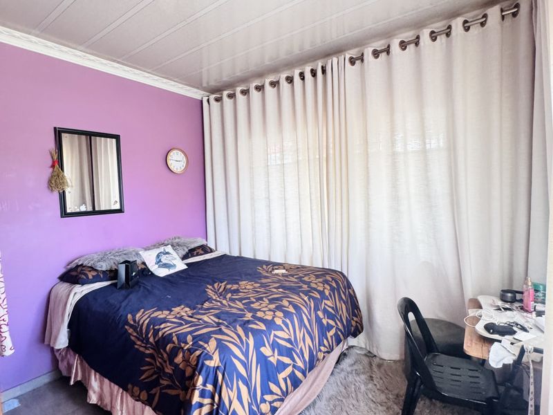 Spacious Family Living on a Generous Corner Stand - Photo 7