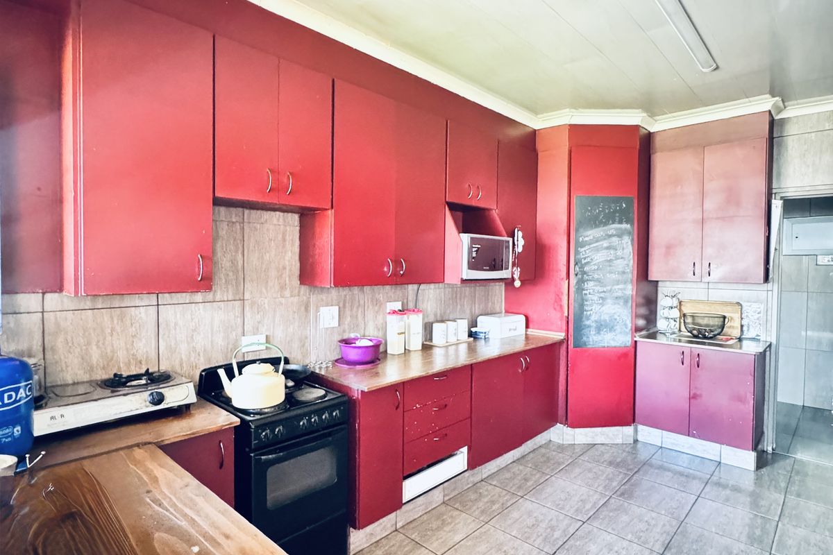 Spacious Family Living on a Generous Corner Stand - Photo 2