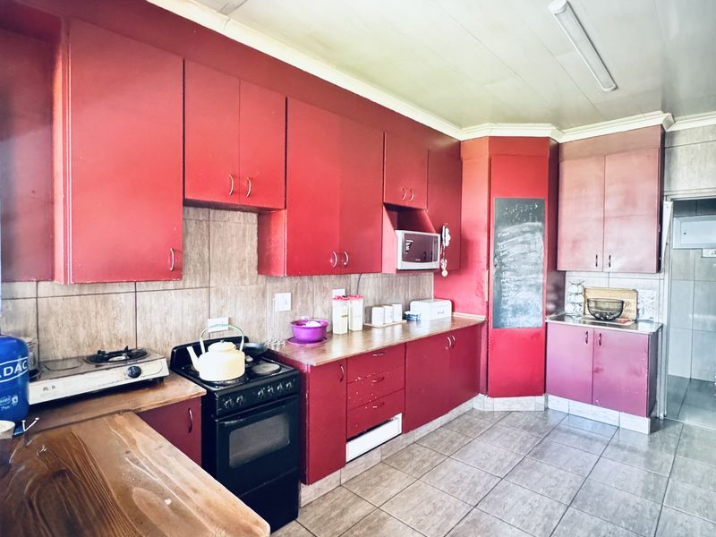 Spacious Family Living on a Generous Corner Stand - Photo 2