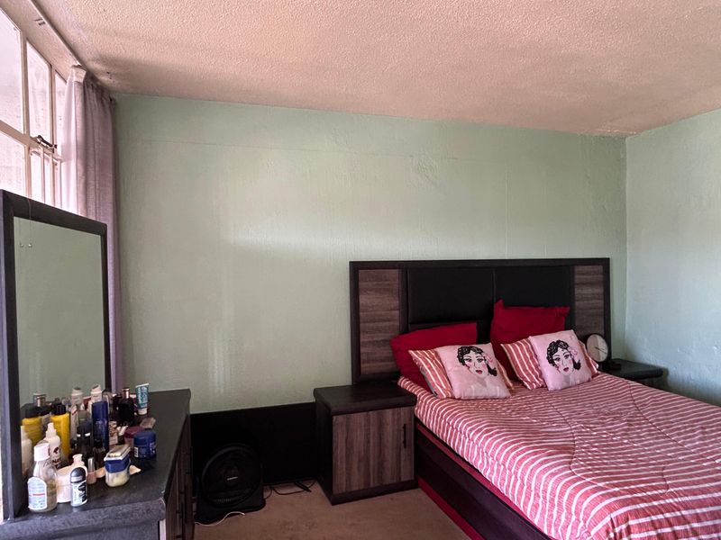 Discover comfortable and secure living in this well-appointed 2-bedroom duplex. - Photo 7