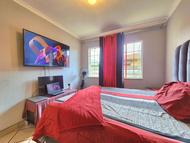 Gorgeously Maintained House For Sale! - Photo 10