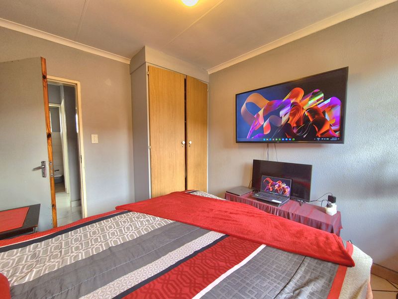 Gorgeously Maintained House For Sale! - Photo 9