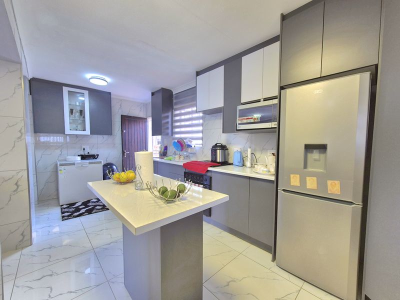 Gorgeously Maintained House For Sale! - Photo 8