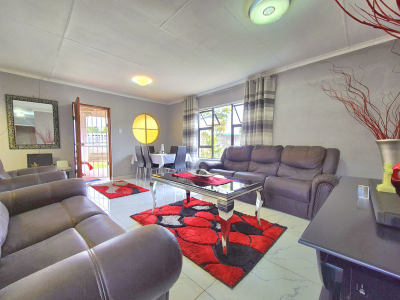 Gorgeously Maintained House For Sale! - Photo 6