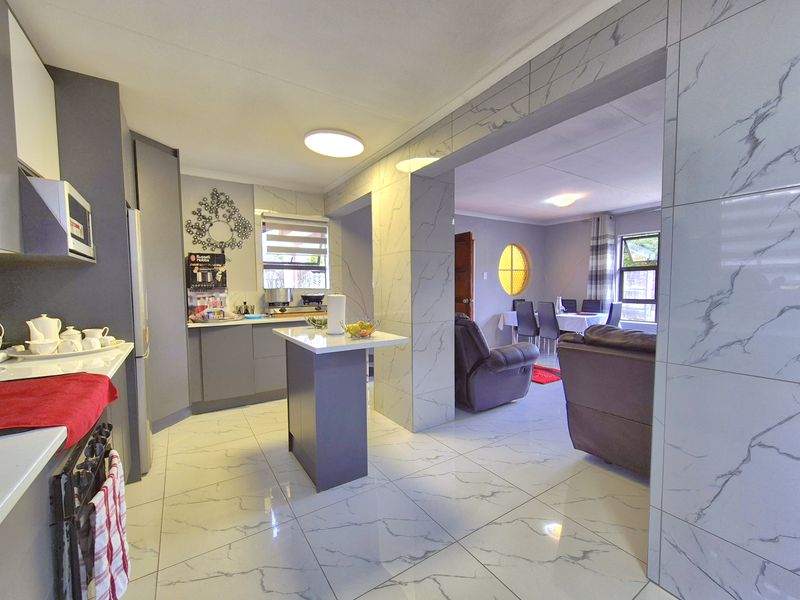 Gorgeously Maintained House For Sale! - Photo 7