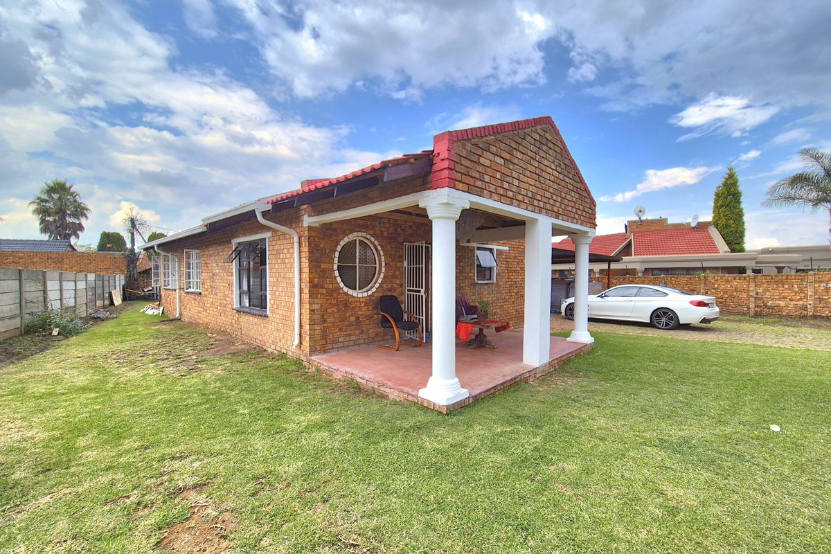 Gorgeously Maintained House For Sale! - Photo 3