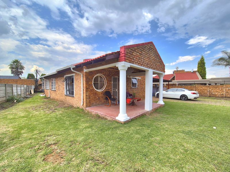 Gorgeously Maintained House For Sale! - Photo 3