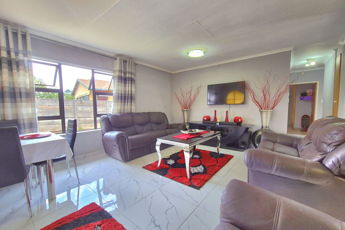 Gorgeously Maintained House For Sale! - Photo 5