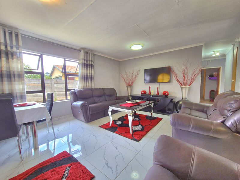 Gorgeously Maintained House For Sale! - Photo 5