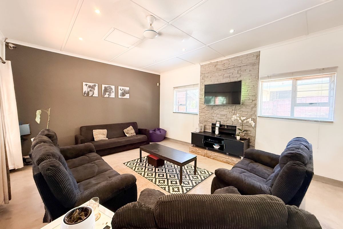 4 Bedroom Facebrick Home with Flat in Mtunzini - Photo 4