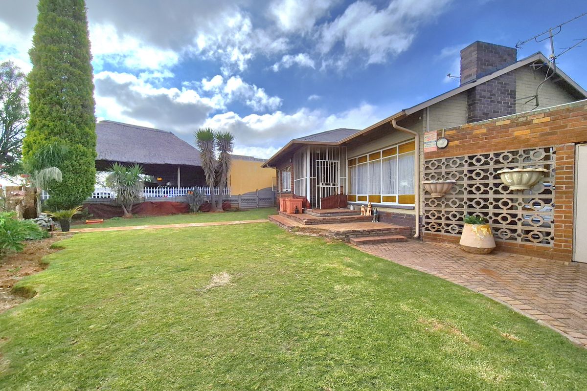 3 Bedroom House For Sale in Brenthurst! - Photo 2