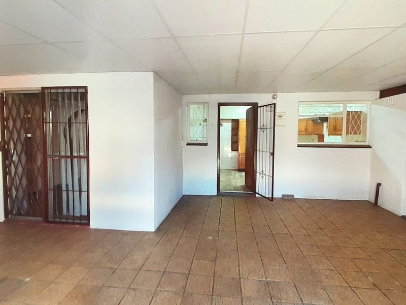 Spacious family house for sale in Sasolburg close to shopping center - Photo 4