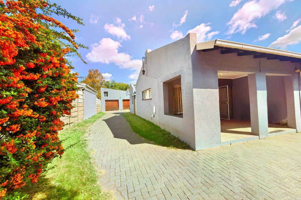 Spacious family house for sale in Sasolburg close to shopping center - Photo 2