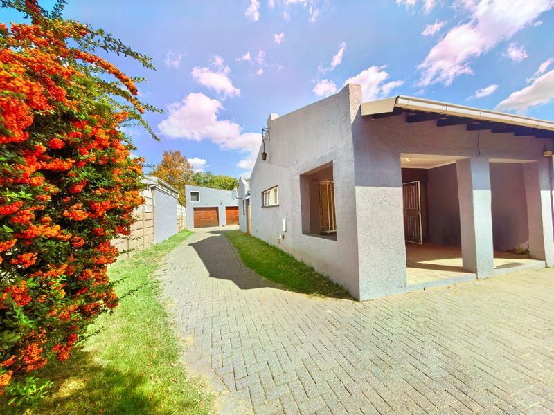Spacious family house for sale in Sasolburg close to shopping center - Photo 2