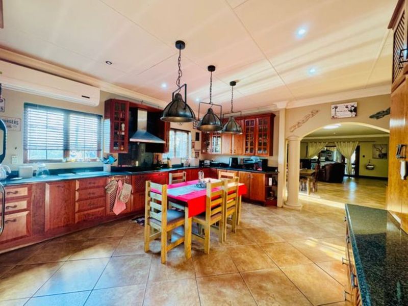 5 Bedroom Entertainers Dream Home on Offer! - Photo 9