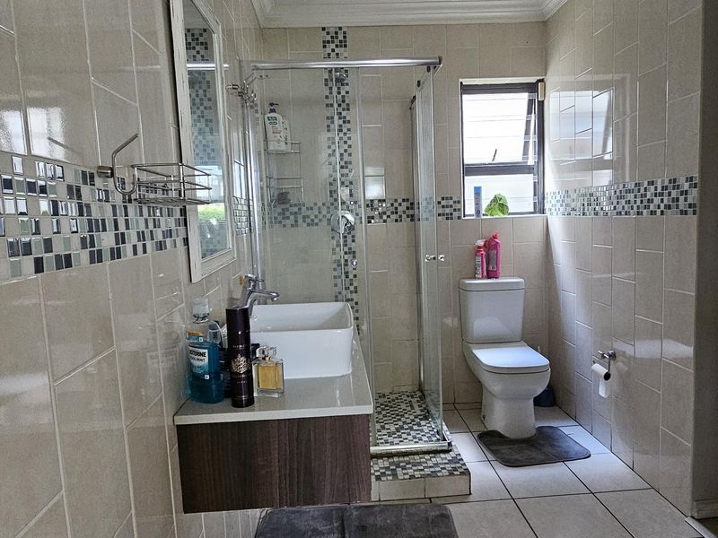 Elegant 5 Bedroom Family Home in Prime Hurlingham. A Rare Executive Opportunity - Photo 10