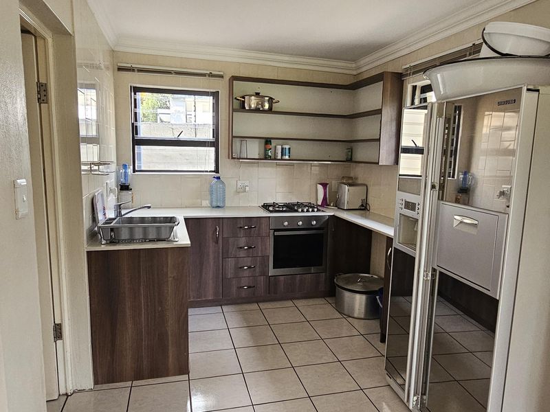 Elegant 5 Bedroom Family Home in Prime Hurlingham. A Rare Executive Opportunity - Photo 9